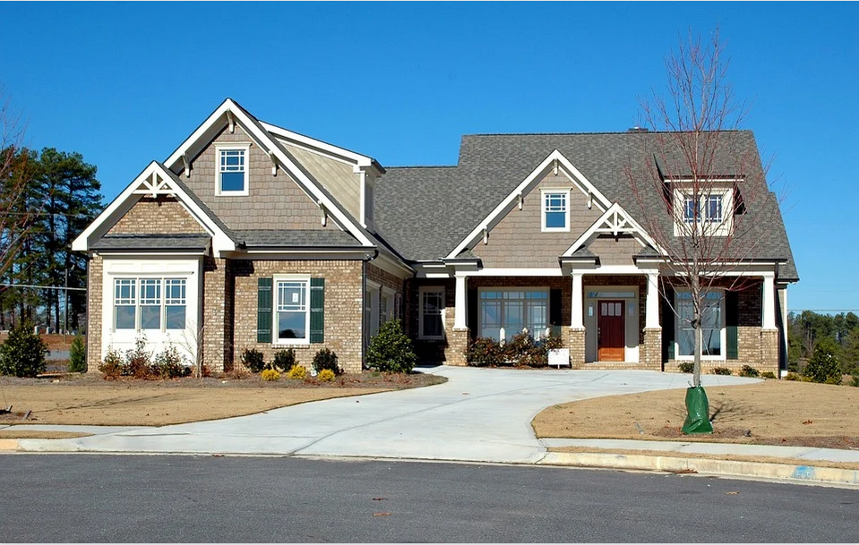 a driveway to a house